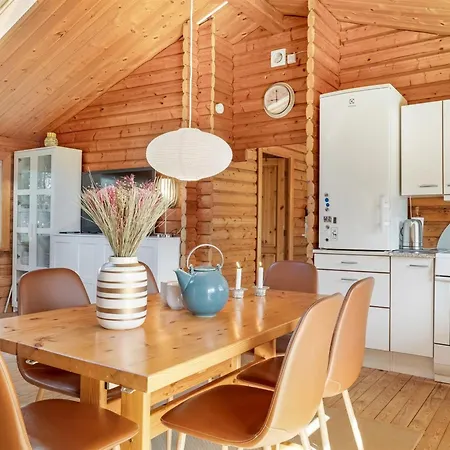 Tjarko - 690m To The Fjord By Interhome Feriehus